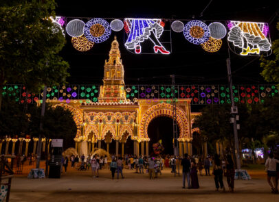 La portada de feria es mucho más que una estructura de entrada. Es el símbolo visible de toda una celebración, el primer imp…